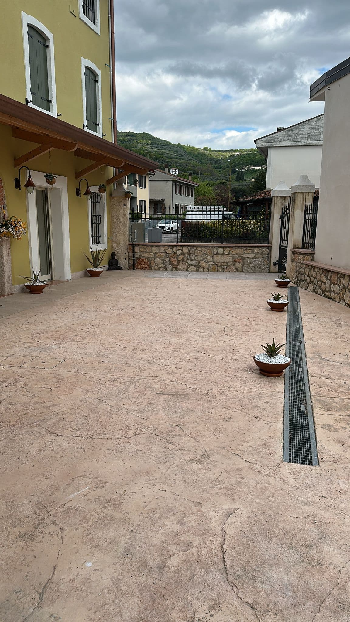 Ristrutturazione completa a Mezzane — piazzale giardino