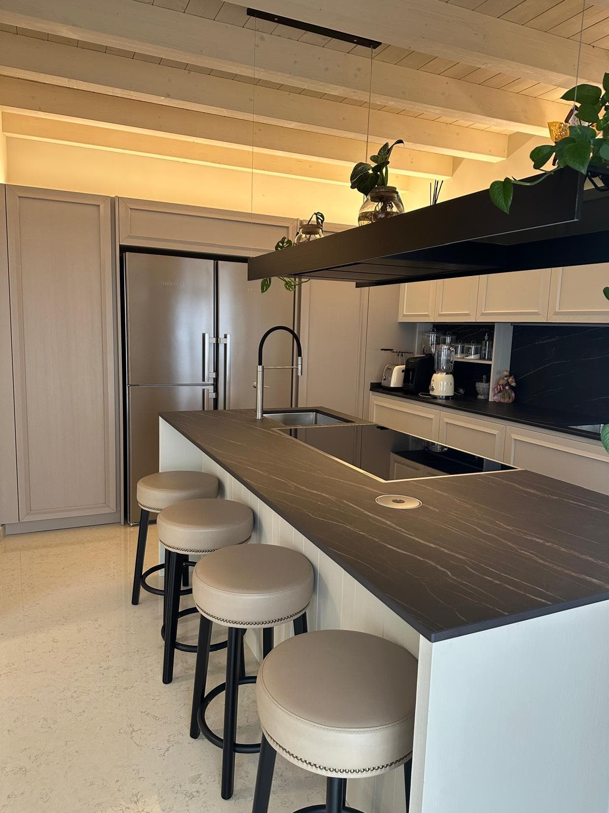 Ristrutturazione completa a Mezzane — cucina travi legno
