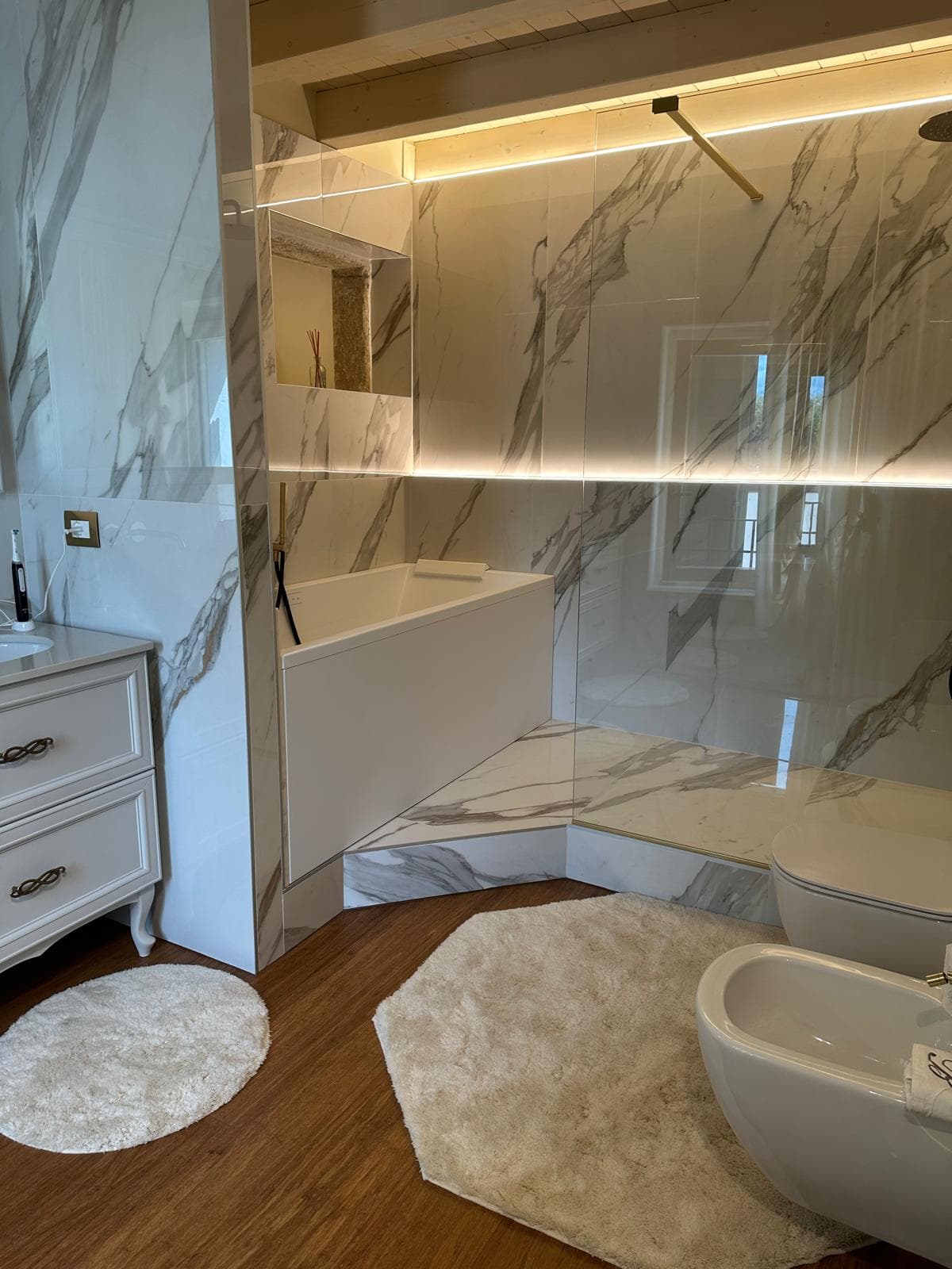 Ristrutturazione completa a Mezzane — bagno marmo